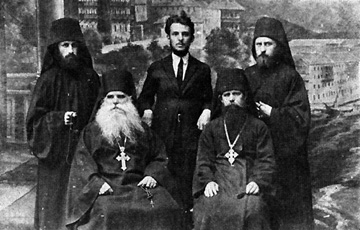 Отец Софроний с духовниками и братией Свято-Пантелеимонова монастыря на Афоне (август 1926 г.) 